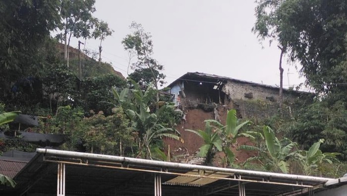 Rumah Rusak Kena Longsor Rumah milik Karso, warga Dusun Nglurah, RT:03/XI, Kelurahan/kecamatan Tawangmangu, Kabupaten Karanganyar rusak akibat tanah longsor, Kamis (30/10/2025)