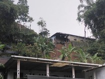 Rumah di Tawangmangu Jebol Tergerus Tanah Longsor