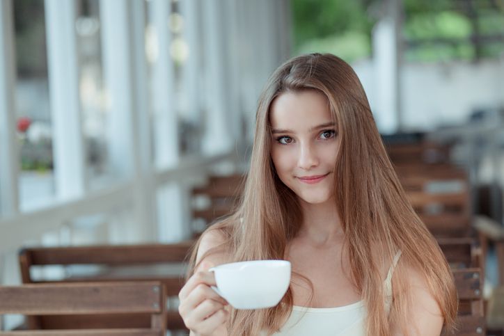 Rutin minum kopi bikin wanita cantik.