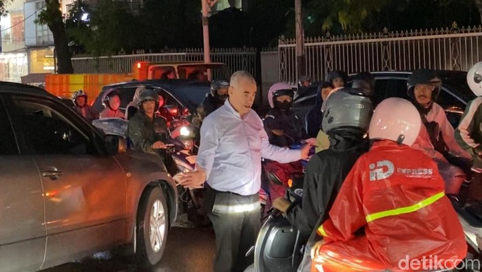 Saat bule jadi Pak Ogah di tengah kemacetan Kemang