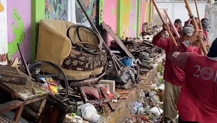 Sampah kursi di Surabaya yang dibuang warga Sampah kursi di Surabaya yang dibuang warga
