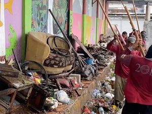 Warga Surabaya Buang Kursi ke Sungai hingga Rusak 2 Rumah Pompa