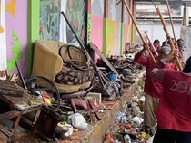 Warga Surabaya Buang Kursi ke Sungai hingga Rusak 2 Rumah Pompa