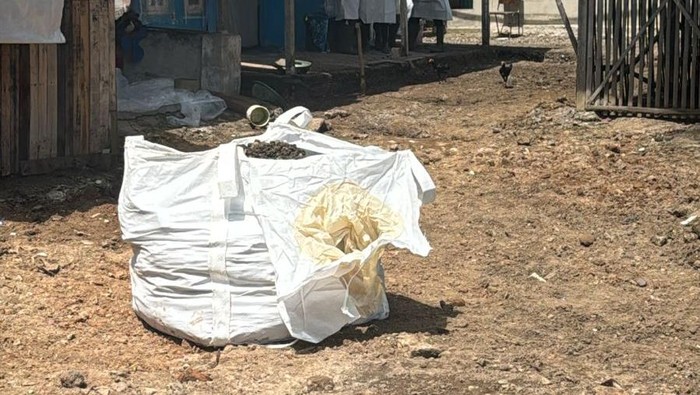 Satgas sedang mengangkut material terkontaminasi zat radioaktif di Cikande (dok. KLH) Satgas sedang mengangkut material terkontaminasi zat radioaktif di Cikande (dok. KLH)