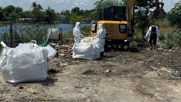 Satgas sedang mengangkut material terkontaminasi zat radioaktif di Cikande (dok. KLH)