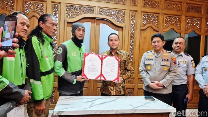 SE Larangan MAxride Wali Kota Solo, Respati Ardi (batik) menandatagani SE larangan operasional bajaj di Solo, Kamis (30/10/2025).