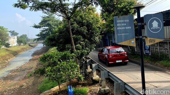 Sedimentasi di Sungai Cipamokolan Kota Bandung. Sedimentasi di Sungai Cipamokolan Kota Bandung.