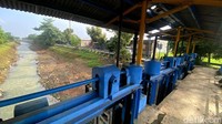 Aliran sungai yang melintasi pintu air Cipamokolan juga menjadi dangkal akibat sedimentasi ini. Aliran sungai yang melintasi pintu air Cipamokolan juga menjadi dangkal akibat sedimentasi ini.