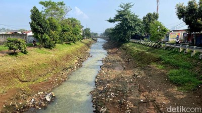 Penampakan Sungai Cipamokolan Bandung yang Kian Dangkal