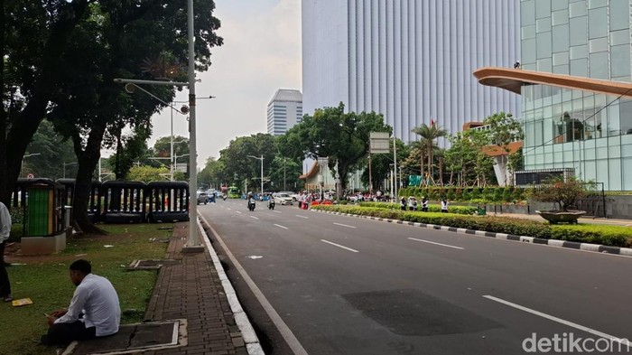 Sejumlah elemen guru yang menggelar aksi demonstrasi di Jalan Medan Merdeka Selatan, Gambir, Jakarta Pusat, membubarkan diri. (Belia/detikcom). Sejumlah elemen guru yang menggelar aksi demonstrasi di Jalan Medan Merdeka Selatan, Gambir, Jakarta Pusat, membubarkan diri. (Belia/detikcom).