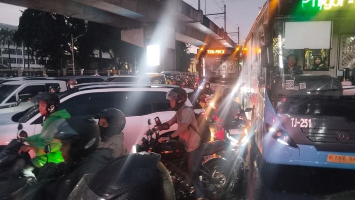 Sejumlah layanan TransJakarta mengalami gangguan Sejumlah layanan TransJakarta mengalami gangguan imbas hujan deras dan kemacetan. (X/PT TransJakarta)