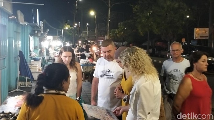 Sejumlah wisatawan mancanegara mengunjungi pusat kuliner seafood Kampung Ujung, Labuan Bajo, Manggarai Barat NTT, Rabu (29/10/2025) malam. Sejumlah wisatawan mancanegara mengunjungi pusat kuliner seafood Kampung Ujung, Labuan Bajo, Manggarai Barat NTT, Rabu (29/10/2025) malam.