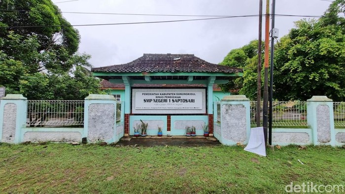 Sekolah korban keracunan MBG SMPN 1 Saptosari, Gunungkidul, Kamis (30/10/2025).