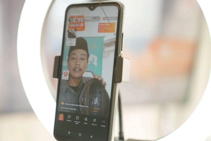 Seorang santri mencoba fitur Shopee Live di sela-sela pelatihan bisnis inklusif pesantren di Semarang, Jawa Tengah. Seorang santri mencoba fitur Shopee Live di sela-sela pelatihan bisnis inklusif pesantren di Semarang, Jawa Tengah.