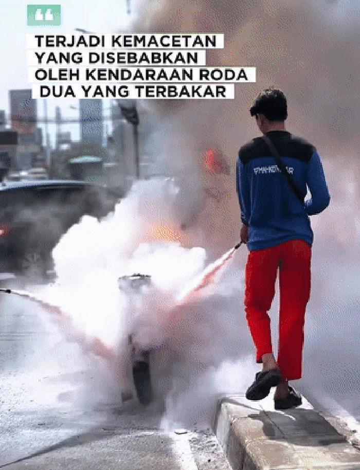 Sepeda motor terbakar di Jalan Raya Jatiasih di Kecamatan Jatiasih, Kota Bekasi, terbakar. Motor tersebut terbakar di tengah jalan. (dok IG @uptddishub_jatiasih) Sepeda motor terbakar di Jalan Raya Jatiasih di Kecamatan Jatiasih, Kota Bekasi, terbakar. Motor tersebut terbakar di tengah jalan. (dok IG @uptddishub_jatiasih)