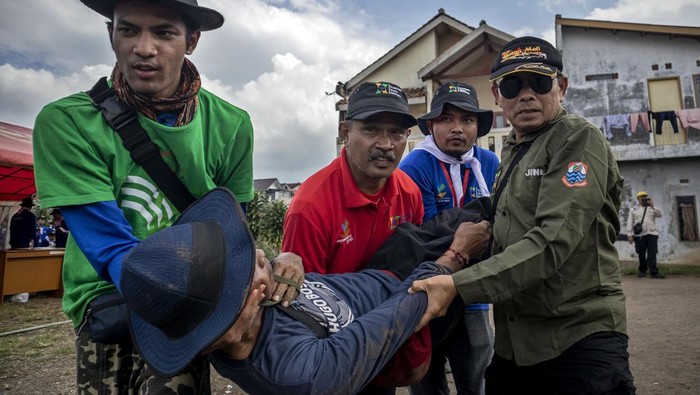 Simulasi Kesiapsiagaan Bencana, Warga Cimahi Dilatih Hadapi Situasi Darurat Simulasi kesiapsiagaan bencana digelar di Citeureup, Kota Cimahi, Jawa Barat, Kamis (30/10/2025). Pemerintah Kota Cimahi menggelar simulasi kesiapsiagaan bencana dan uji standar operasional prosedur (SOP) Kampung Siaga Bencana (KSB) untuk melatih kemampuan mitigasi serta memperkuat kesiapsiagaan masyarakat menghadapi potensi bencana di wilayahnya. ANTARA FOTO/Abdan Syakura/nym.