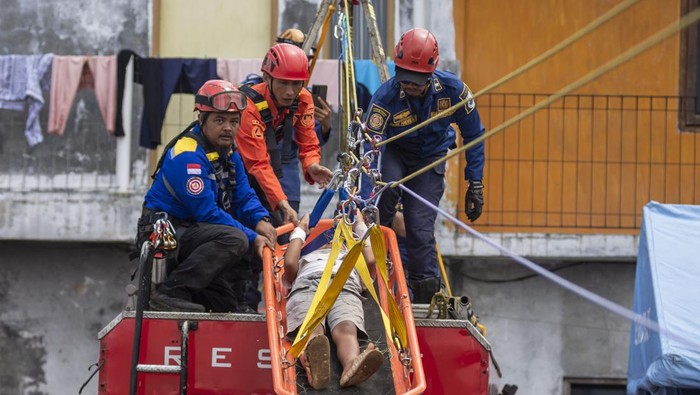 Simulasi Kesiapsiagaan Bencana, Warga Cimahi Dilatih Hadapi Situasi Darurat Simulasi kesiapsiagaan bencana digelar di Citeureup, Kota Cimahi, Jawa Barat, Kamis (30/10/2025). Pemerintah Kota Cimahi menggelar simulasi kesiapsiagaan bencana dan uji standar operasional prosedur (SOP) Kampung Siaga Bencana (KSB) untuk melatih kemampuan mitigasi serta memperkuat kesiapsiagaan masyarakat menghadapi potensi bencana di wilayahnya. ANTARA FOTO/Abdan Syakura/nym.