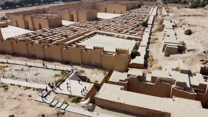 Situs Warisan Dunia Babylon di Irak Terancam Rusak A drone view shows the ancient city of Babylon, a UNESCO World Heritage site, in Babylon, Iraq, October 22, 2025. Experts warn that rising soil salinity and past restoration errors are threatening the preservation of Iraqβs archaeological sites. REUTERS/Ahmed Saad