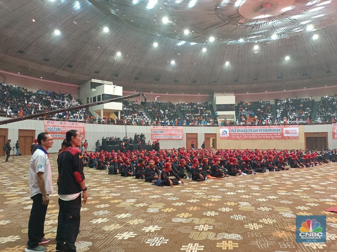 Suasana konsolidasi aksi Serikat Buruh di Aula JCC Senayan, Jakarta, Kamis (30/10/2025). (CNBC Indonesia/Martyasari Rizky)