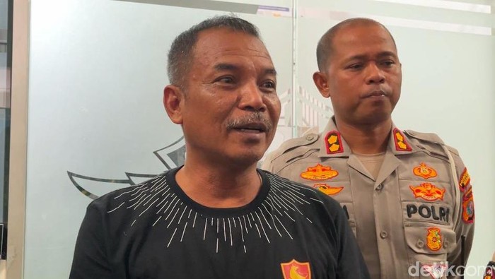 Suratman (55) ayah dari wanita yang ditabrak 3 oknum polisi. (Foto: Finta Rahyuni/detikSumut) Suratman (55) ayah dari wanita yang ditabrak 3 oknum polisi. (Foto: Finta Rahyuni/detikSumut)