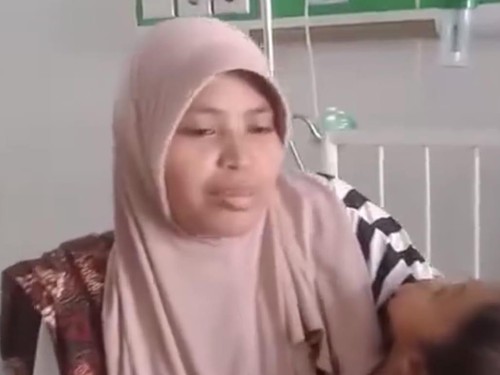 Suriani, warga asal Desa Teratak, Kecamatan Batukliang Utara, saat menceritakan dirinya tak bisa pulang karena kendaraan miliknya digondol maling di RSUD Praya.