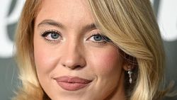 Pakai Gaun Menerawang di Acara Power of Women, Sydney Sweeney Dikritik