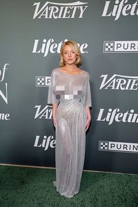 5 Gaya Sydney Sweeney Pamer Lekuk Tubuh dengan Gaun Transparan Berkilau