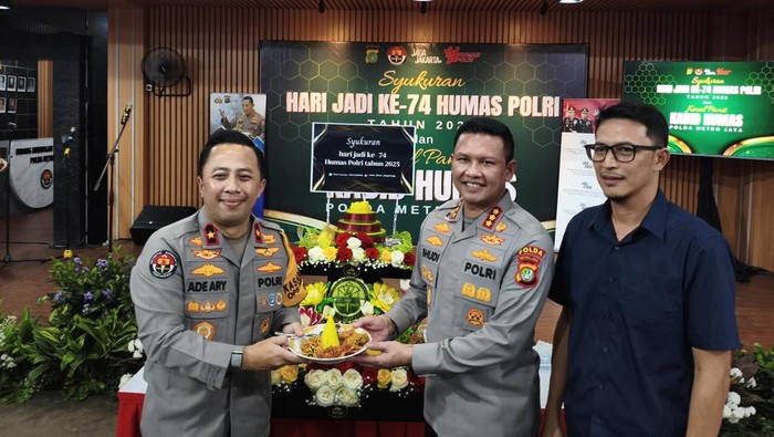 Syukuran hari jadi ke-74 humas Polri sekaligus Kenal Pamit Kabid Humas Polda Metro Jaya (Kurniawan/detikcom) Syukuran hari jadi ke-74 humas Polri sekaligus Kenal Pamit Kabid Humas Polda Metro Jaya (Kurniawan/detikcom)
