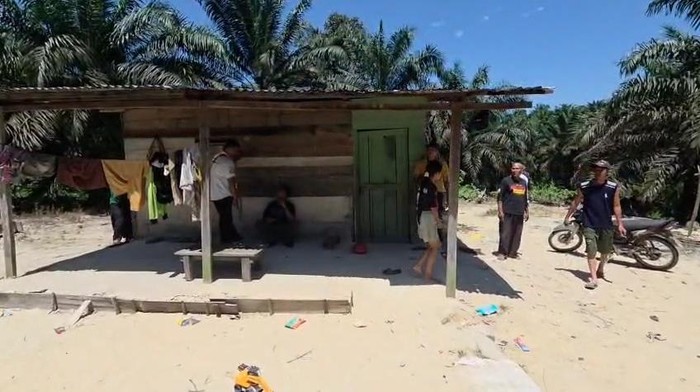 Tangkapan layar rumah korban yang diserang gajah. (Foto: Dok Polsek Rumbai) Tangkapan layar rumah korban yang diserang gajah. (Foto: Dok Polsek Rumbai)