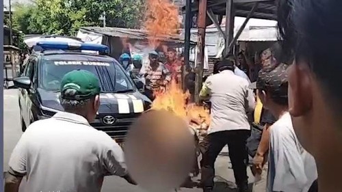 Tangkapan layar video viral maling motor dibakar massa di Surabaya.