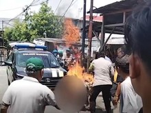Pria Diduga Maling Motor di Surabaya Dibakar Massa Saat Diamankan Polisi