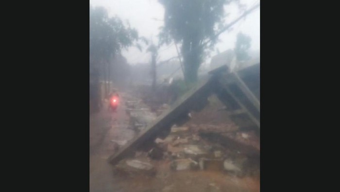 Tembok pembatas tempat pemakaman umum (TPU) Jeruk Purut, Jakarta Selatan, roboh usai hujan deras mengguyur. (screenshot video viral) Tembok pembatas tempat pemakaman umum (TPU) Jeruk Purut, Jakarta Selatan, roboh usai hujan deras mengguyur. (screenshot video viral)