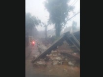 Video: Hujan Angin, Tembok Pembatas TPU Jeruk Purut Jebol