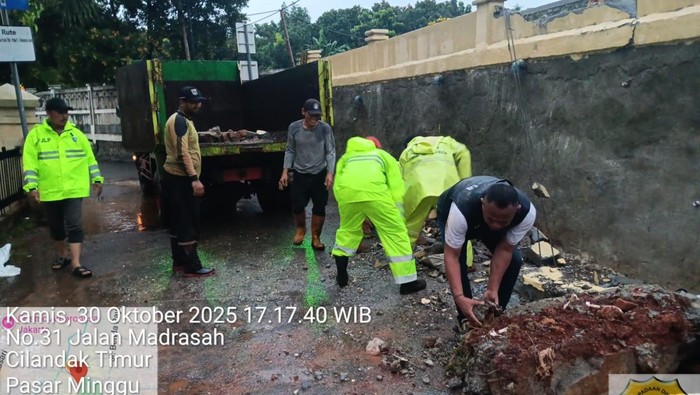 Tembok pembatas TPU Jeruk Purut, Jakarta Selatan, roboh sore tadi. Tembok roboh akibat hujan mengguyur wilayah Jakarta. (Dok istimewa). Tembok pembatas TPU Jeruk Purut, Jakarta Selatan, roboh sore tadi. Tembok roboh akibat hujan mengguyur wilayah Jakarta. (Dok istimewa).