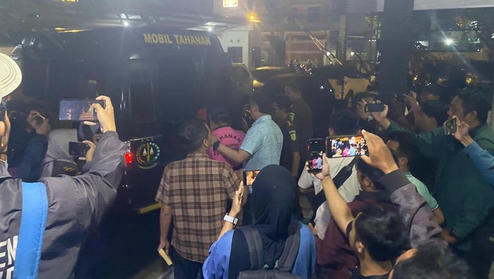 Tersangka korupsi Sosperda DPRD Jember ditahan. Tersangka korupsi Sosperda DPRD Jember ditahan.