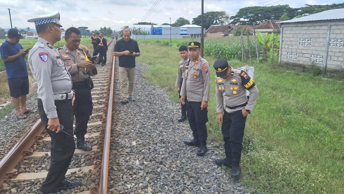 Tewas tertabrak kereta di Malang Lokasi korban tewas tertabrak kereta di Kelurahan Cepokomulyo, Kepanjen, Kab Malang