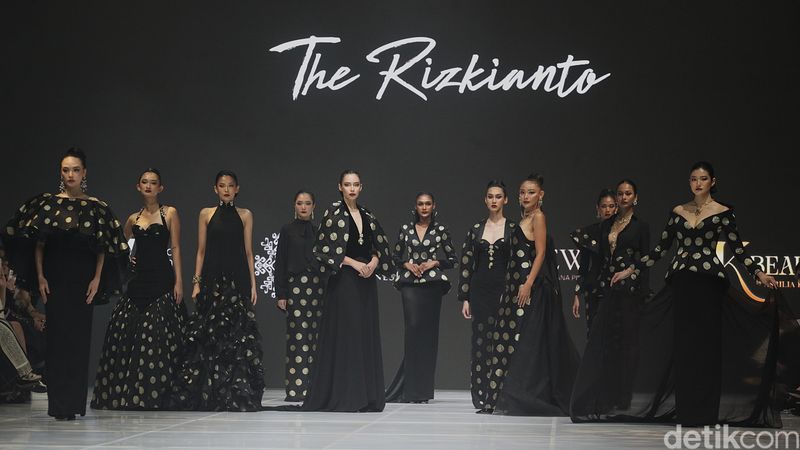 The Rizkianto JFW 2026 Model mengenakan busana koleksi The Rizkianto di Jakarta Fashion Week 2026 (JFW 2026) di Jakarta, Selasa (29/10/2025).