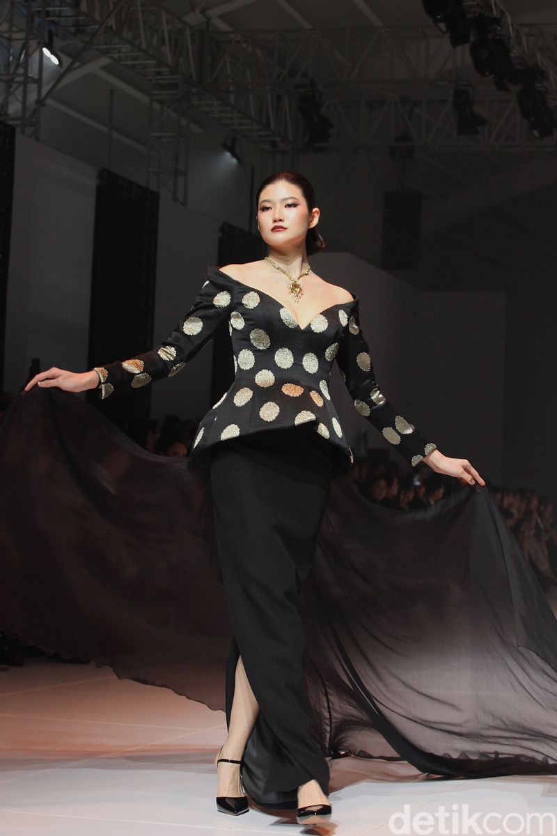 The Rizkianto JFW 2026 Model mengenakan busana koleksi The Rizkianto di Jakarta Fashion Week 2026 (JFW 2026) di Jakarta, Selasa (29/10/2025).