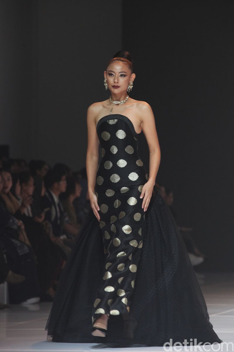 Model mengenakan busana koleksi The Rizkianto di Jakarta Fashion Week 2026 (JFW 2026) di Jakarta, Selasa (29/10/2025).