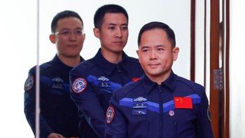 Tiga astronot Tiongkok, Zhang Lu, Wu Fei, dan Zhang Hongzhang, menghadiri konferensi pers jelang misi Shenzhou-21 ke stasiun luar angkasa Tiangong. REUTERS/Maxim Shemetov