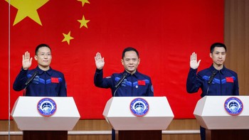 Dalam misi enam bulan ini, mereka akan melakukan berbagai eksperimen ilmiah di lingkungan mikrogravitasi. REUTERS/Maxim Shemetov