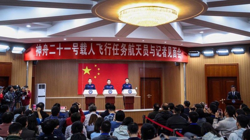 Flags fly as mock-ups of space rockets are placed near the launch pad for the Long March-2F rocket, ahead of the Shenzhou-21 spaceflight mission to China's Tiangong space station, at Jiuquan Satellite Launch Center, near Jiuquan, Gansu province, China, October 30, 2025. REUTERS/Maxim Shemetov