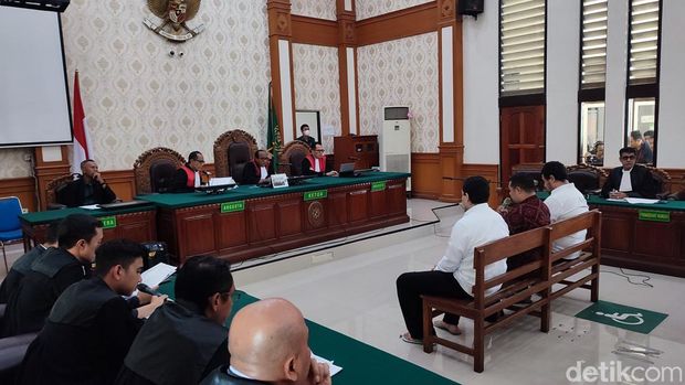 Tiga pembunuh WN Australia menjalani sidang dakwaan di PN Denpasar, Kamis (30/10/2025). Tiga pembunuh WN Australia menjalani sidang dakwaan di PN Denpasar, Kamis (30/10/2025).