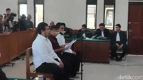Tiga pembunuh WN Australia menjalani sidang dakwaan di PN Denpasar, Kamis (30/10/2025).