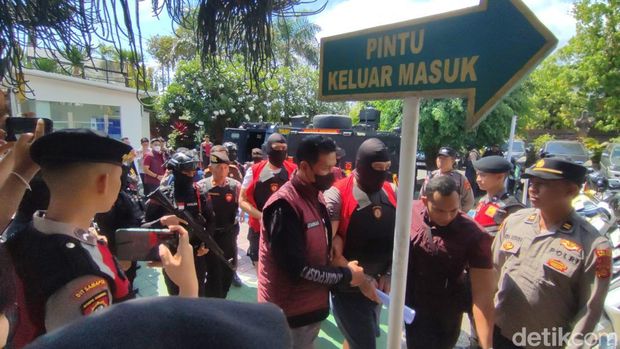 Tiga WNA kasus penembakan warga Australia di Mengwi, Badung tiba di PN Denpasar, Kamis (30/10/2025). (Ahmad Firizqi Irwan/detikBali) Tiga WNA kasus penembakan warga Australia di Mengwi, Badung tiba di PN Denpasar, Kamis (30/10/2025). (Ahmad Firizqi Irwan/detikBali)