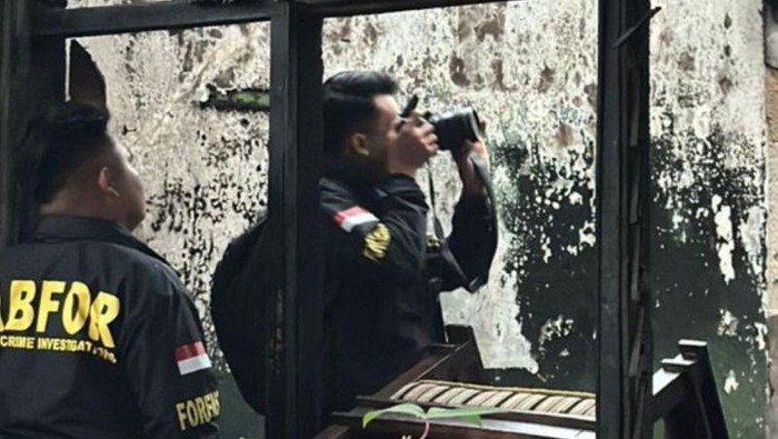 Tim Puslabfor Polri melakukan olah tempat kejadian perkara kebakaran rumah di Papanggo, Kecamatan Tanjung Priok, Jakarta Utara, Rabu (29/10/2025).