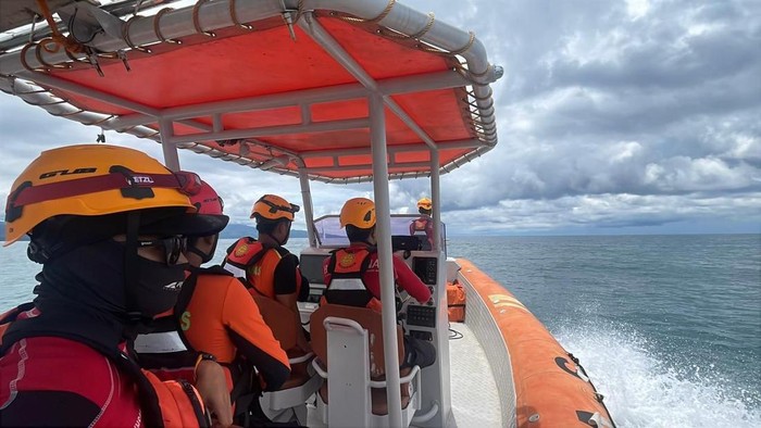 Tim SAR saat melakukan upaya pencarian bocah laki-laki yang tenggelam di Pulau Saboyan Mamuju. Tim SAR saat melakukan upaya pencarian bocah laki-laki yang tenggelam di Pulau Saboyan Mamuju.