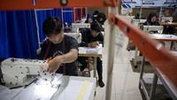Peserta pelatihan kerja belajar teknik dasar menjahit di Balai Latihan Kerja (BLK) Bandung Barat. Program ini bertujuan meningkatkan keterampilan dan daya saing tenaga kerja lokal. Foto: ANTARA FOTO/Abdan Syakura