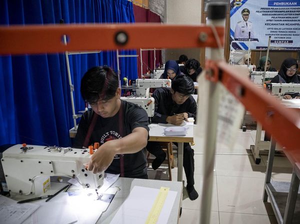 Tingkatkan Keterampilan, Warga Antusias Ikut Pelatihan Menjahit hingga Barista