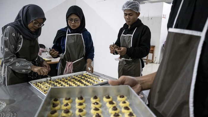 Tingkatkan Keterampilan, Warga Antusias Ikut Pelatihan Menjahit hingga Barista Pelatihan kerja digelar di Unit Pelaksana Teknis Dinas (UPTD) Balai Latihan Kerja (BLK) Kabupaten Bandung Barat, Ngamprah, Kabupaten Bandung Barat, Jawa Barat, Kamis (30/10/2025). Program pelatihan kerja yang digelar selama 20 hari dengan materi pelatihan menjahit, barista kopi, pembuatan roti dan kue itu diikuti oleh 88 peserta yang bertujuan untuk meningkatkan kualitas sumber daya manusia (SDM) sesuai dengan kemampuan serta keahliannya guna mendorong terciptanya lapangan kerja terampil dan mandiri. ANTARA FOTO/Abdan Syakura/nym.